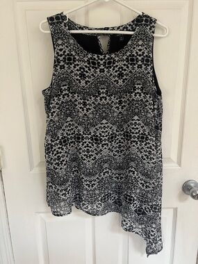 Sami & Jo Black and Light Gray Sleeveless Printed Tunic with Asymmetric Hem SZ M